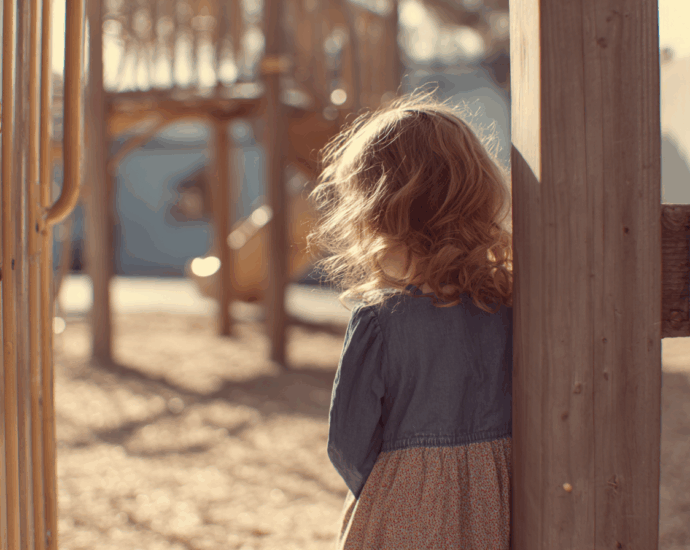 Quiet child observing, understanding the signs of shyness in children.